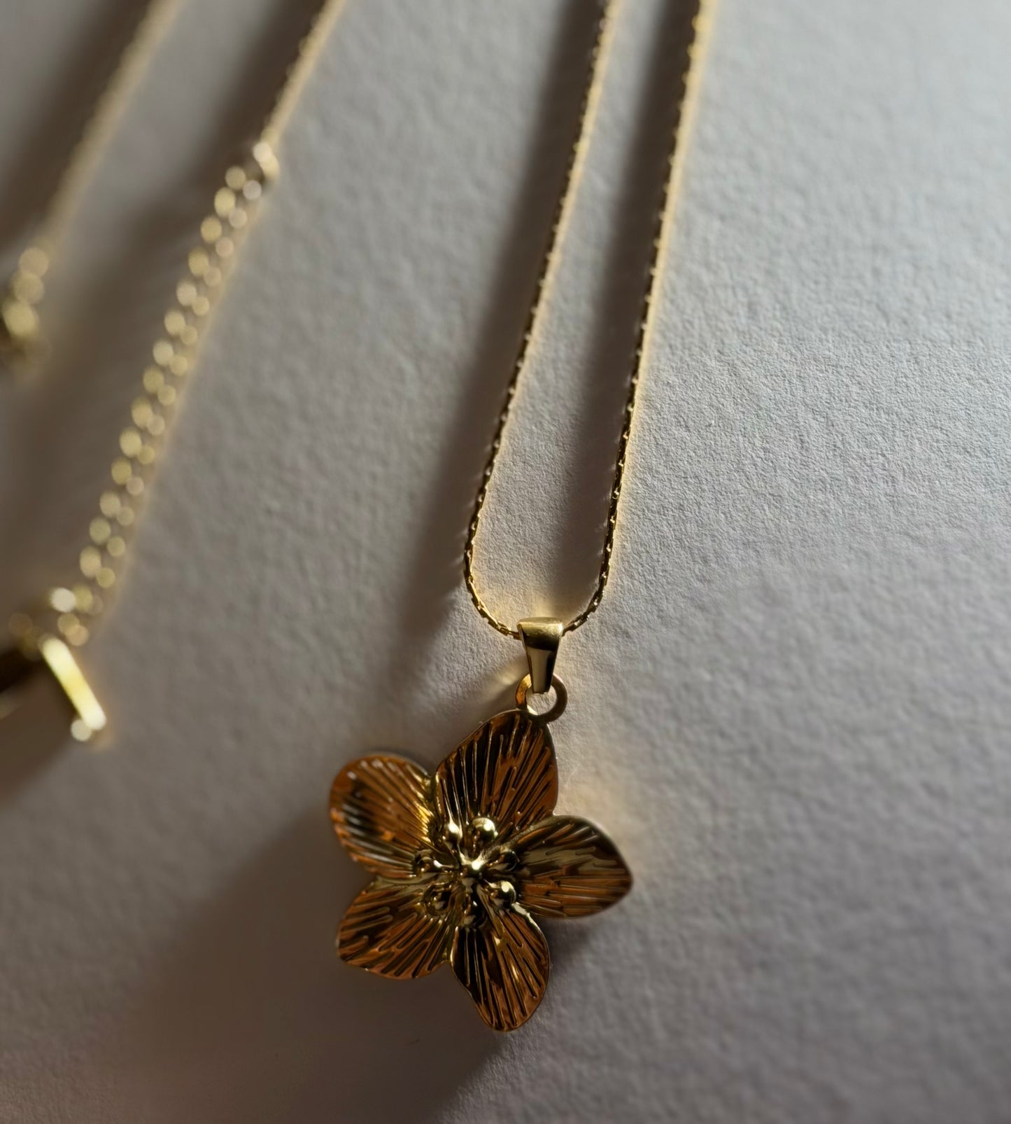 Gold Flower Necklace | EMIN.